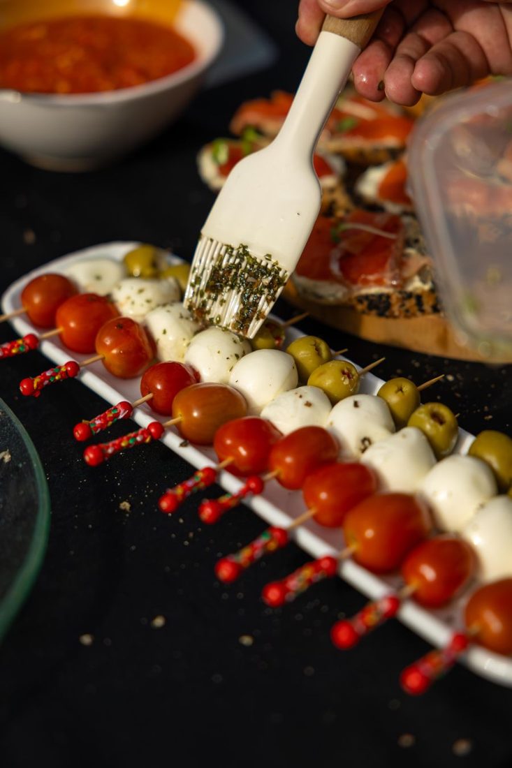 Brochetas de jitomate cherry y queso